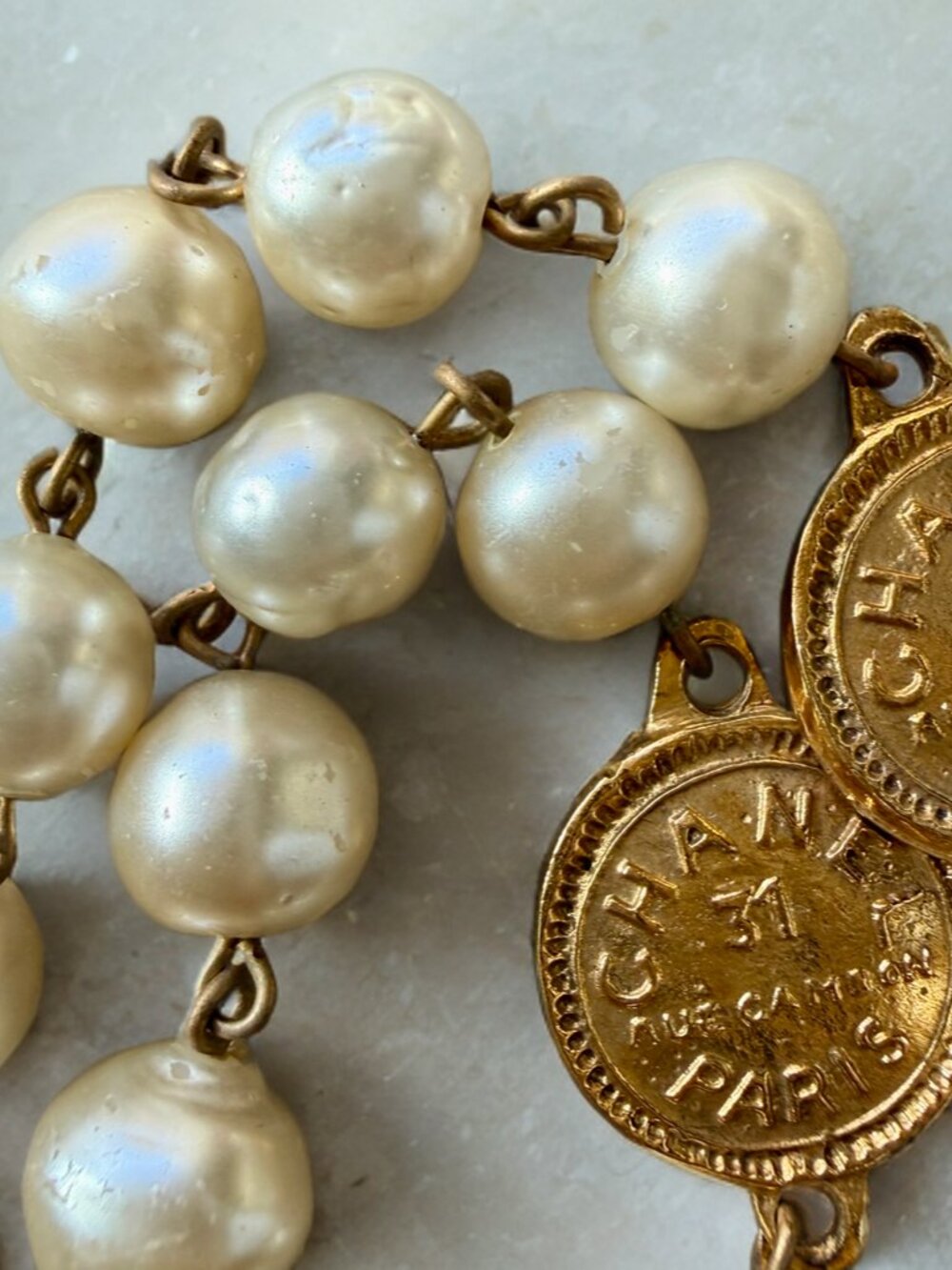 Chanel Vintage Faux Pearl Gold-Plated 1980s Medallion Necklace - Picture 3 of 8